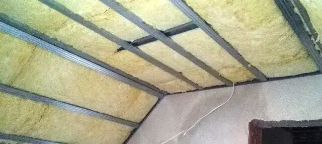 Ile kosztuje położenie wełny na poddaszu? Poznaj ceny i porady