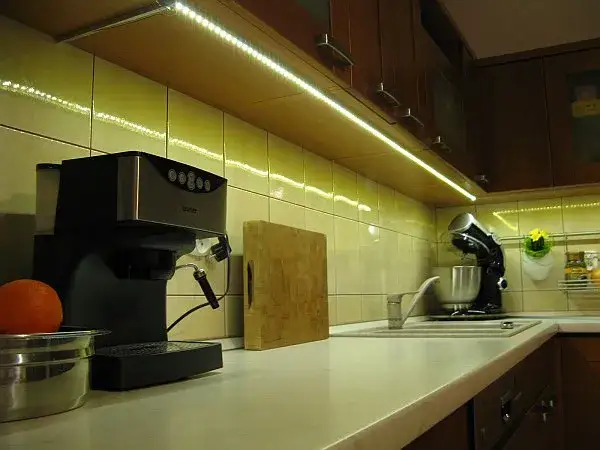 Jak zamontować ledy pod szafkami w kuchni - uniknij typowych błędów