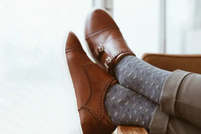 Jakie skarpetki do brązowych butów - unikaj modowych faux pas