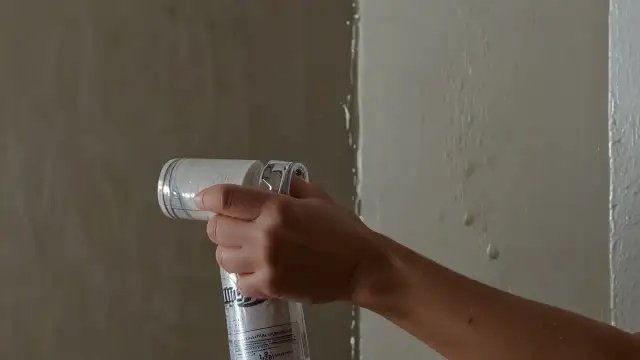 Farba z Połyskiem do Ścian: jakie rodzaje i porady dotyczące połysku?