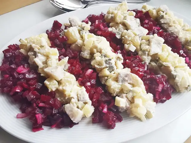 Czy zamrożenie sałatki śledziowej psuje jej smak i konsystencję? Sprawdź, czy warto