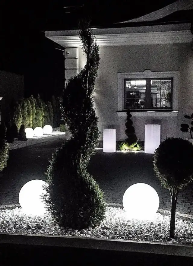 Jak zrobić świecące kule do ogrodu: 5 prostych metod DIY