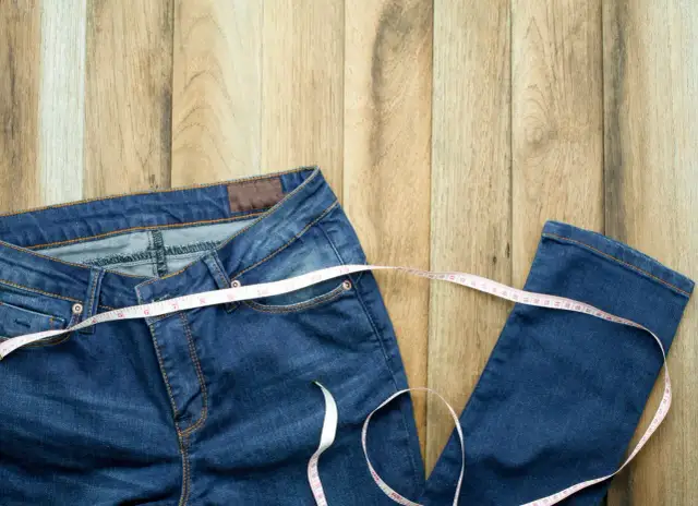 Jak zwęzić spódnicę jeansową - proste triki, które musisz znać