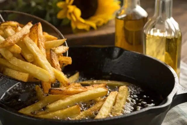 Jaki olej do frytek? Najlepsze opcje, które zapewnią chrupkość