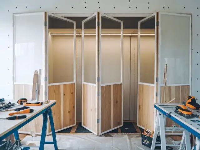 Drzwi łamane do szafy: Montaż krok po kroku Poradnik DIY