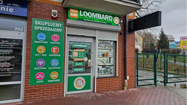 Fasada lombardu "LOOMBARD" z zielonymi banerami informującymi o skupie i sprzedaży.
