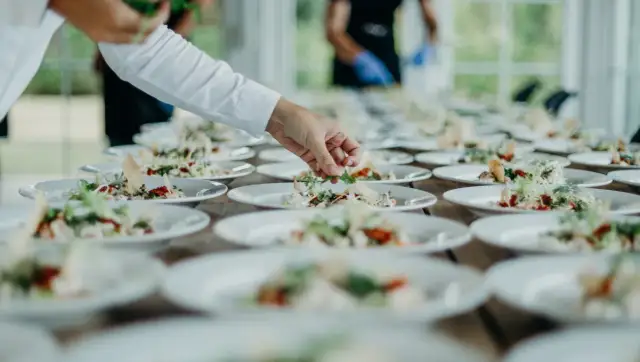 Catering na 50 osób: Ile kosztuje? Sprawdź ceny i porady