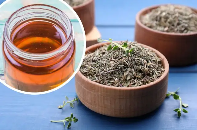Słoik z bursztynowym syropem z tymianku obok drewnianych miseczek pełnych suszonego tymianku.