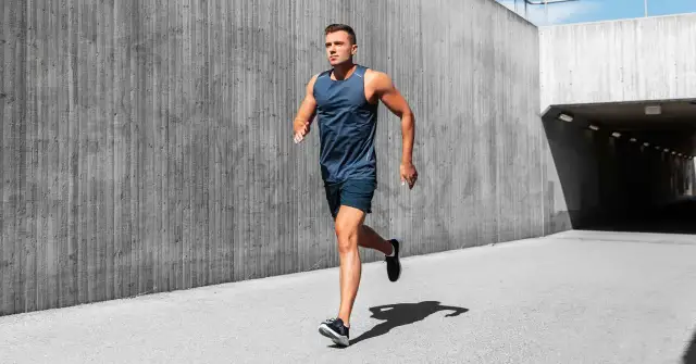 Rozciąganie przed bieganiem: dynamicznie tak, statycznie nie klucz do bezpiecznego treningu.