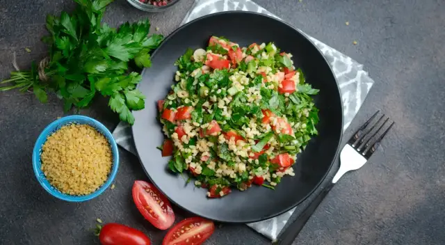 Czym się różni sałatka od surówki? Kluczowe różnice i przepisy