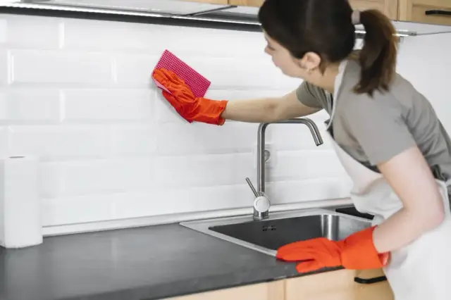 Skuteczne sposoby na ochronę ściany w kuchni przed uszkodzeniami