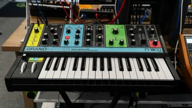 Muzyka elektroniczna lat 80.: Jak syntezatory podbiły świat?