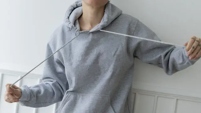 Jak zawiązać sznurki od bluzy, aby uniknąć ich rozwiązania?