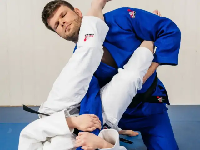 Sporty walki jakie są: poznaj różnice i techniki popularnych dyscyplin