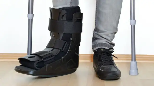 Jak chodzić w ortezie po schodach bez ryzyka kontuzji i bólu