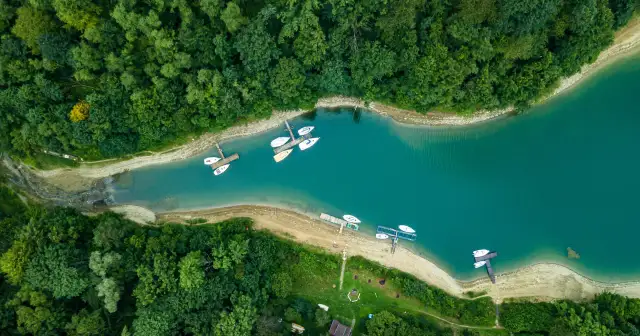 Gdzie kąpać się w górach? Jeziora i zalewy w Polsce przewodnik