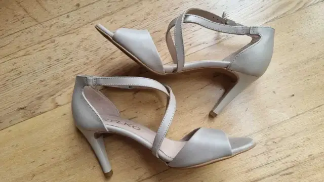 Gdzie kupić buty szpilki rozmiar 34? Sprawdź najlepsze oferty!