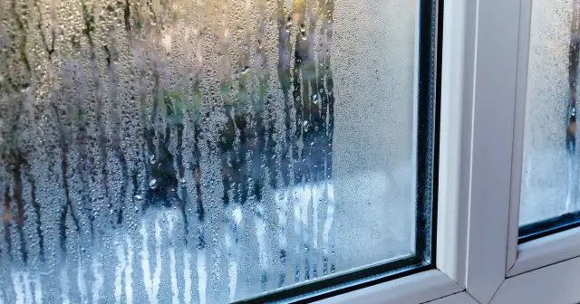 Wilgoć niszczy lustro? Skuteczne sposoby na czarne plamy!