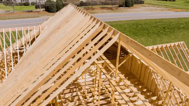 Jakie są prawidłowe odstępy krokwi w budowie dachu?