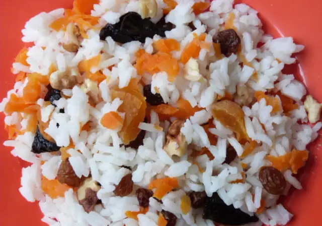 Z czym można jeść ryż na słodko? Odkryj pyszne połączenia!