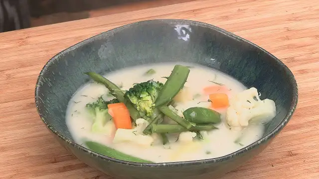 Czym doprawić zupę jarzynową, aby zaskoczyć smakiem i aromatem?