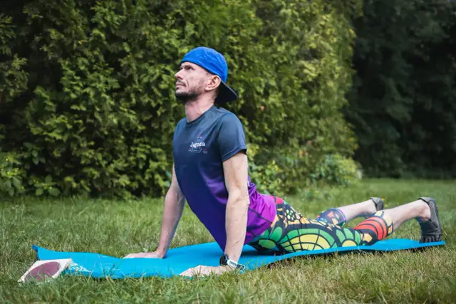 Jak rozciągać uda: Zyskaj elastyczność i uniknij kontuzji!