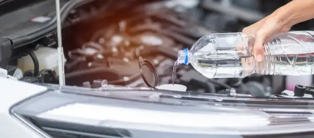 Płyn chłodniczy w silniku objawy – nie ignoruj tych sygnałów!