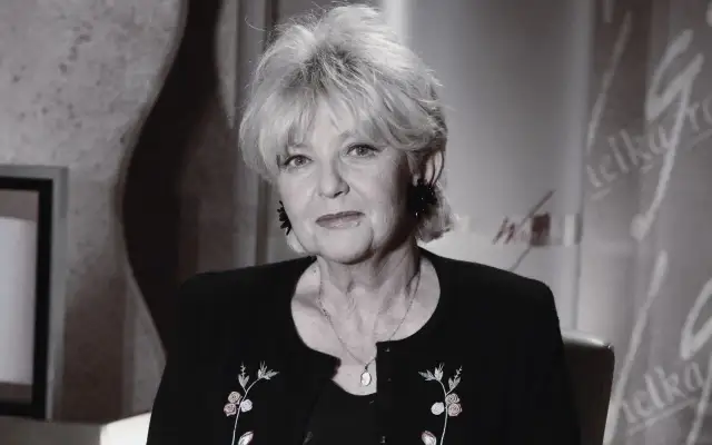 Portret Stanisławy Ryster, kobiety w podeszłym wieku, z charakterystyczną fryzurą i biżuterią.