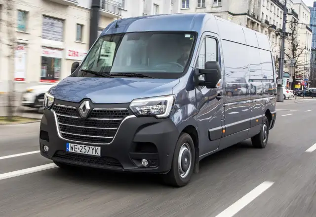 Szary bus osobowy Renault Master, ile miejsc? Ten van na drodze miejskiej przewiezie całą rodzinę.