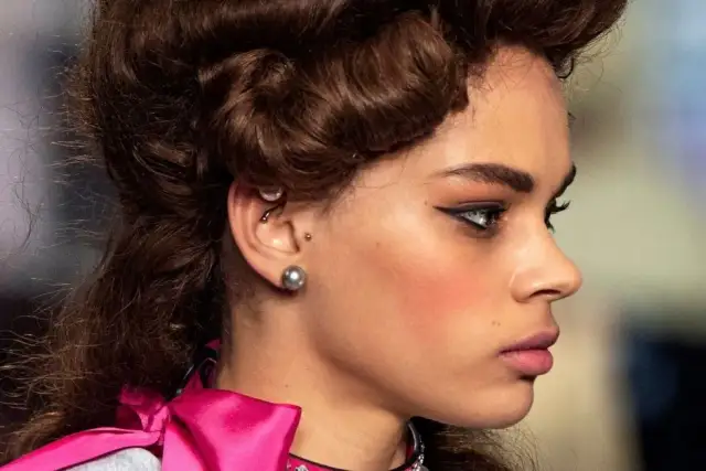 Jak przemywać kolczyk w uchu, aby uniknąć infekcji i bólu