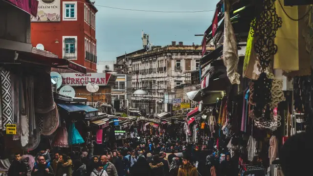 Podróbki z Turcji do Polski: Czy warto ryzykować? Poznaj kary!