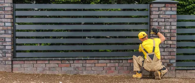 Płot w granicy działki: Jak uniknąć sporów i prawnych pułapek?