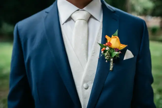 Garnitur na wesele: Jak wybrać idealny i uniknąć gafy?