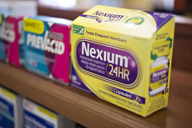 Leki na refluks bez recepty: pudełka Nexium 24HR i Prevacid 24HR na półce aptecznej.