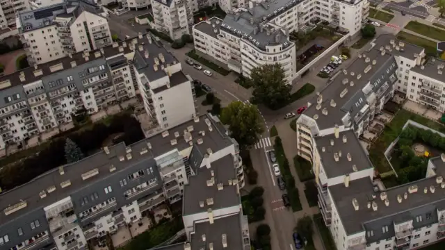 Osiedle z blokami mieszkalnymi, gdzie mieszkanie m3 co to znaczy, to po prostu lokal mieszkalny o określonym metrażu, widoczne z lotu ptaka.