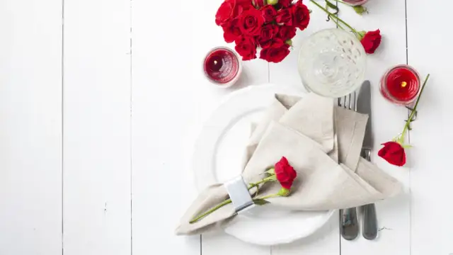 Jak udekorować stół na Walentynki, by stworzyć niezapomnianą atmosferę