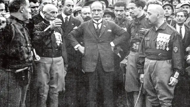 Czarne koszule co to? Historia i wpływ faszystowskiej organizacji