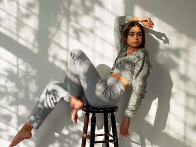 Bluza butelkowa zieleń: Gdzie kupić i jak stylizować jak ekspert?