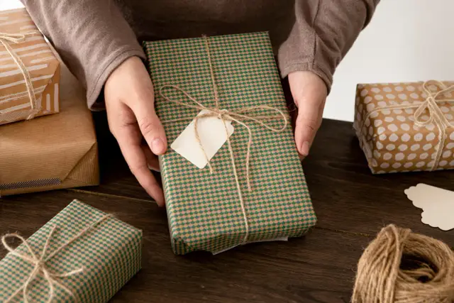 Jak zapakować bilety na prezent, by zaskoczyć obdarowanego kreatywnie