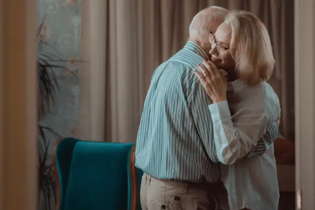 Prezent na rocznicę ślubu rodziców: 50+ pomysłów, które wzruszą!