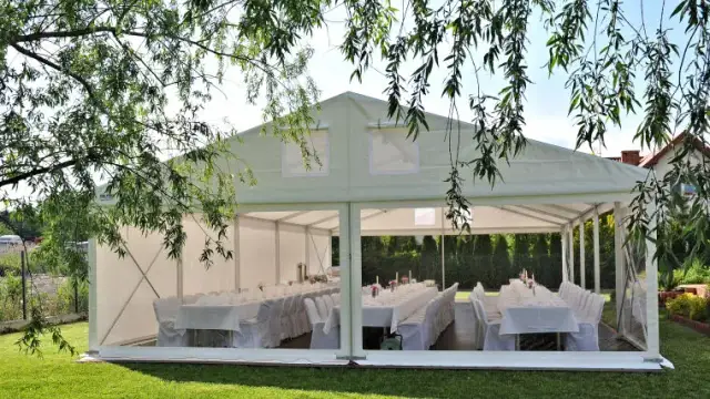 Ile kosztuje wynajem namiotu na komunie? Ceny i ukryte koszty