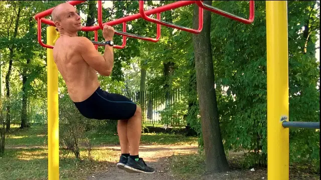 Podciąganie na drążku: nazwy, chwyty i ćwiczenia dla początkujących