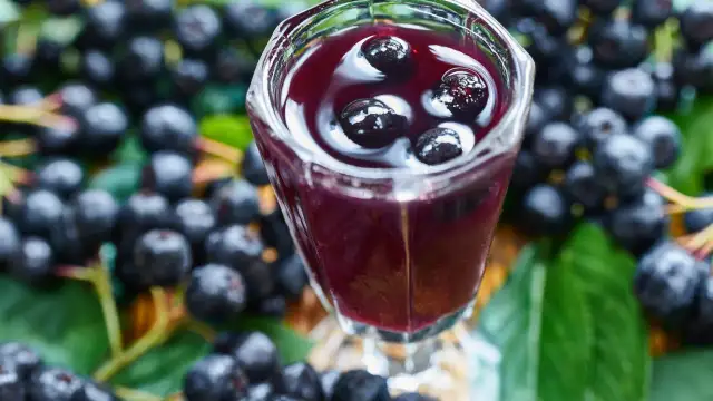 Domowa nalewka z aronii: Przepis krok po kroku i sekrety smaku