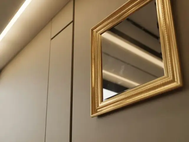 Jak powiesić lustro z ramą? Uniknij błędów poradnik DIY