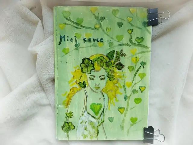 Zielona okładka z malowaną dziewczyną i sercami. Napis "Miej serce i patrzaj w serce" zachęca do empatii i głębszego spojrzenia.