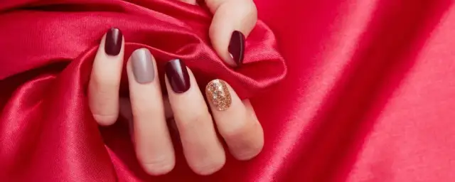 Paznokcie do bordowej sukienki: 5+ inspiracji na każdą okazję