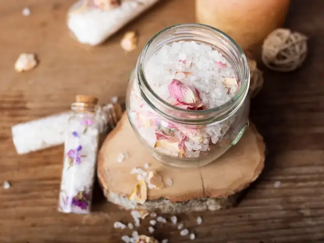 Jak zrobić odświeżacz do łazienki? Proste przepisy DIY