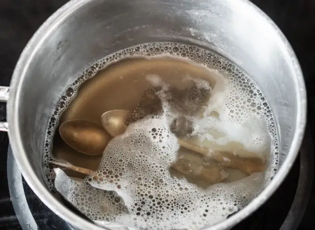 Czyszczenie srebra sodą i folią: Prosty, bezpieczny sposób