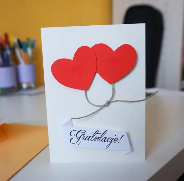 Stwórz kartkę na rocznicę: Osobisty prezent, który wzruszy!