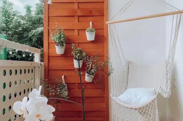 Montaż płotu lamelowego na balkonie: Poradnik DIY krok po kroku